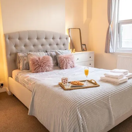 4 Bedroom Flat With High Speed Wi-Fi In North Acton, Ealing, West London